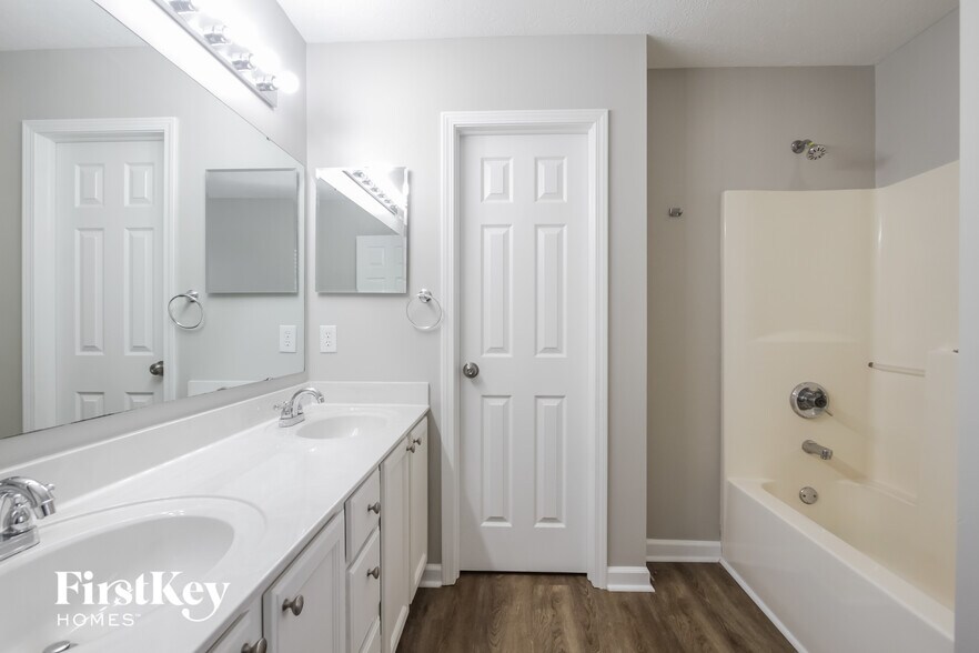 Building Photo - 6250 Twyckenham Dr