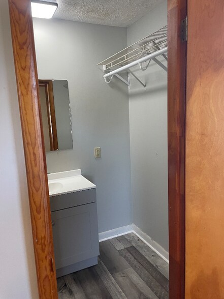 Building Photo - 409 Bond St