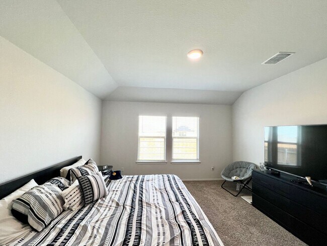 Building Photo - 4 bedroom, 2 bath 1 story home for lease