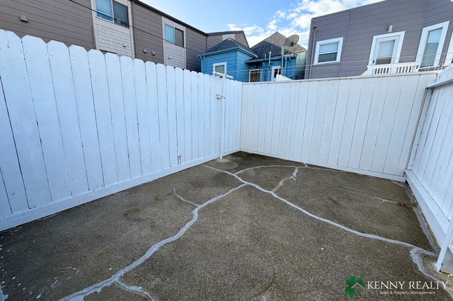 Building Photo - Bright and Updated 1 Bedroom Home with Pri...