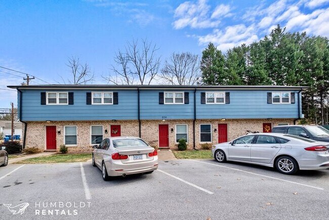 Building Photo - Townhomes at Humboldt Place- Fully renovated and move in ready 2 bedroom unit!