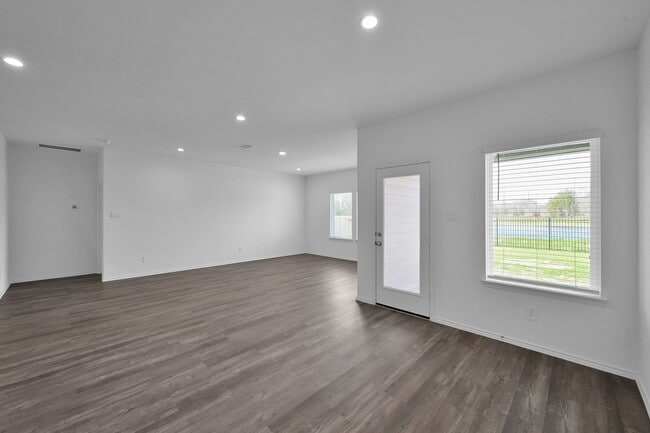 Building Photo - Never lived in 4 bed 3 bath with water views
