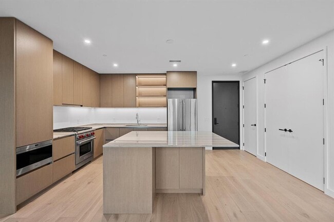 Building Photo - 610 Davis St