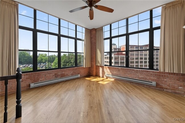 Building Photo - 526 Plum St