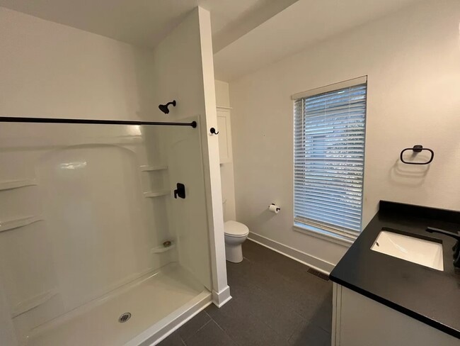 Building Photo - 326 S Oakdale Ave