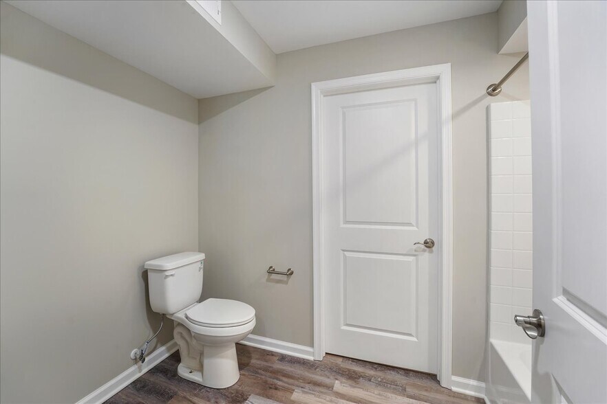 Building Photo - 552 Creek Rd