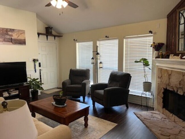 Building Photo - College Station - 3 bedroom / 2 bath / Gar...