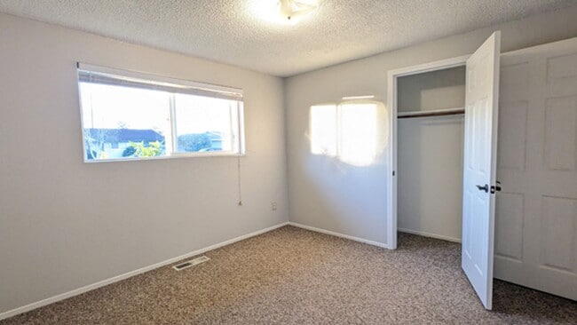 Building Photo - Quiet 4/2 in the Arcata Bottoms