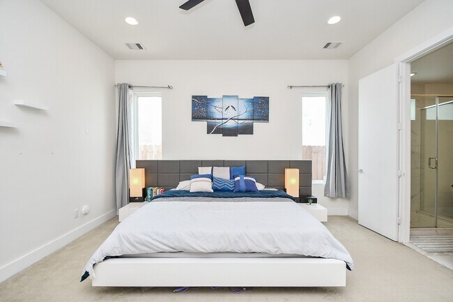 Building Photo - 5519 Paraiso Pl