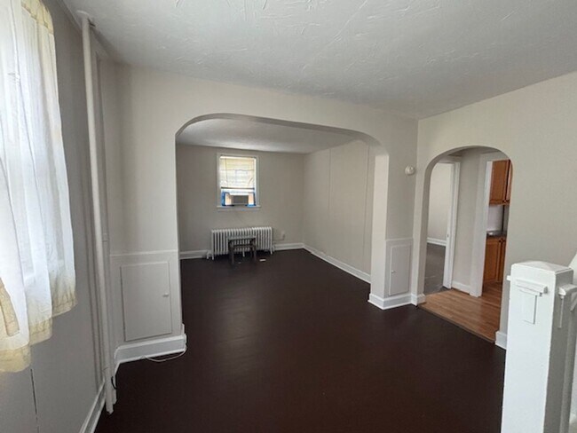 Building Photo - Aguilar - 660-R660- Russell Avenue