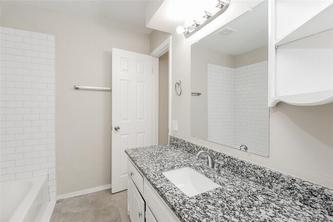 Building Photo - 929 W Idylwild Dr
