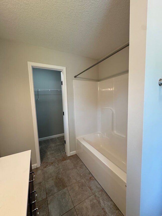 Building Photo - Oakley - Modern Three Bedroom