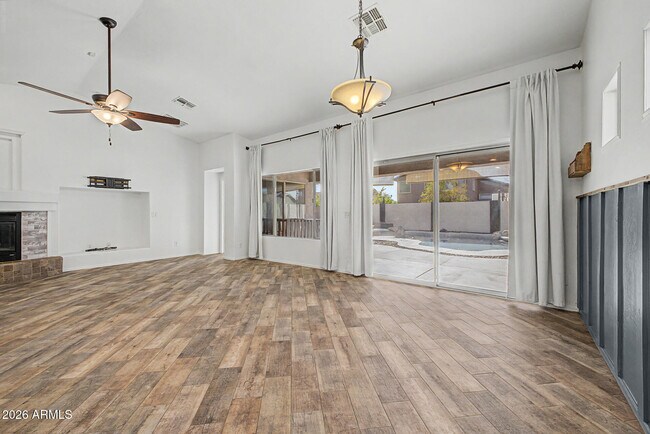 Building Photo - 614 S 111th Dr