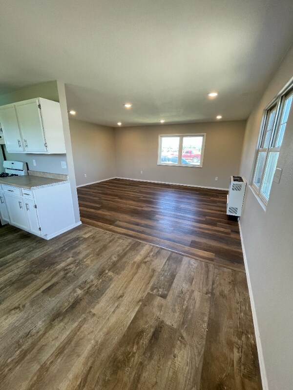 Building Photo - 2555 Valley Dr