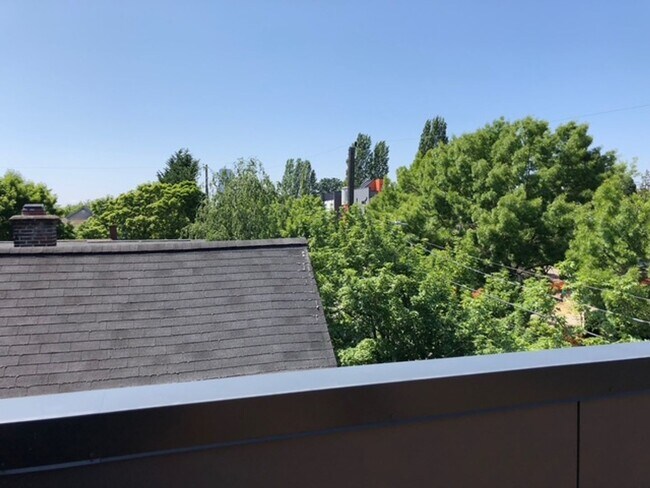 Building Photo - Gorgeous Townhome in Sunny Judkins Park-2515A E. Yesler - $3000