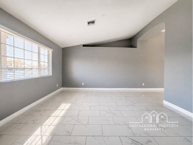 Building Photo - 4-bedroom, 3-bathroom home in Parkway Place