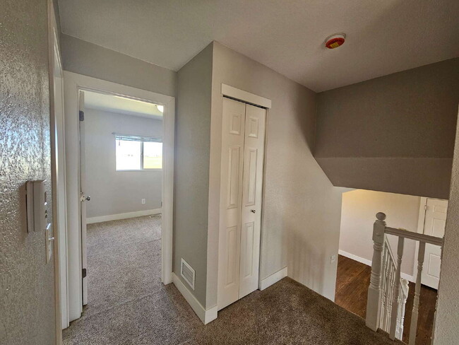 Building Photo - Spacious 4-Bedroom Aurora Home with Garage...