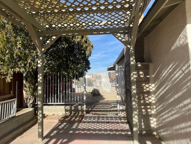 Building Photo - Victorville, 3 Bedroom, 2 Bathrooms, Large...