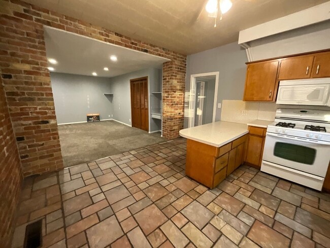 Building Photo - 2135