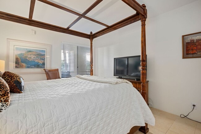 Building Photo - Total Quality Living! El Escorial... EAST BEACH!