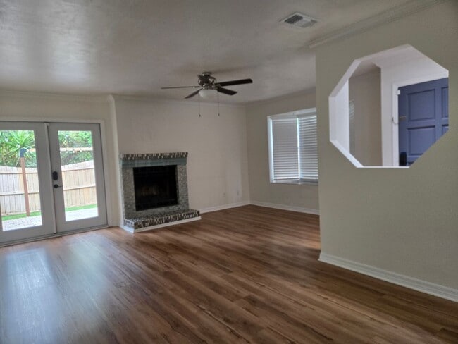 Building Photo - Spacious 2-bedroom, 1.5-bath end-unit townhouse in Carriage House