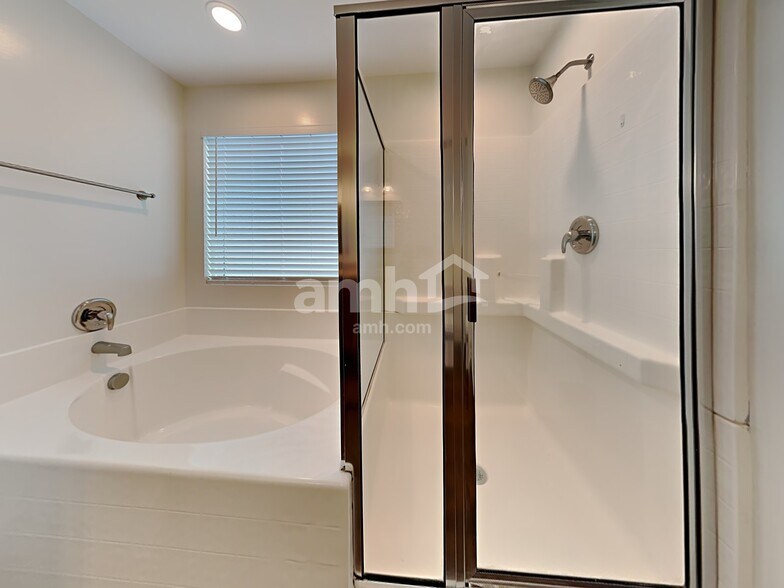 Building Photo - 422 Lions Den Dr