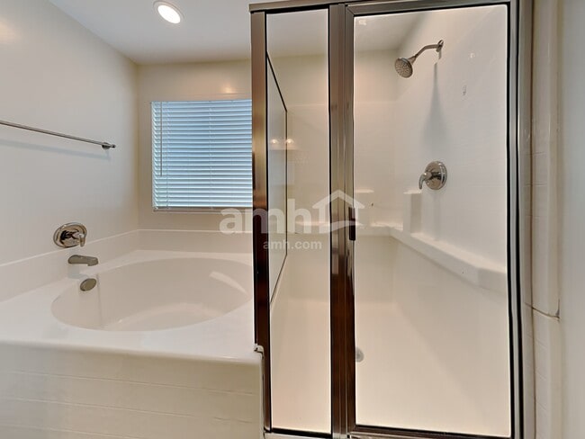 Building Photo - 422 Lions Den Dr