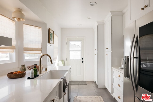 Building Photo - 1916 W 94th St