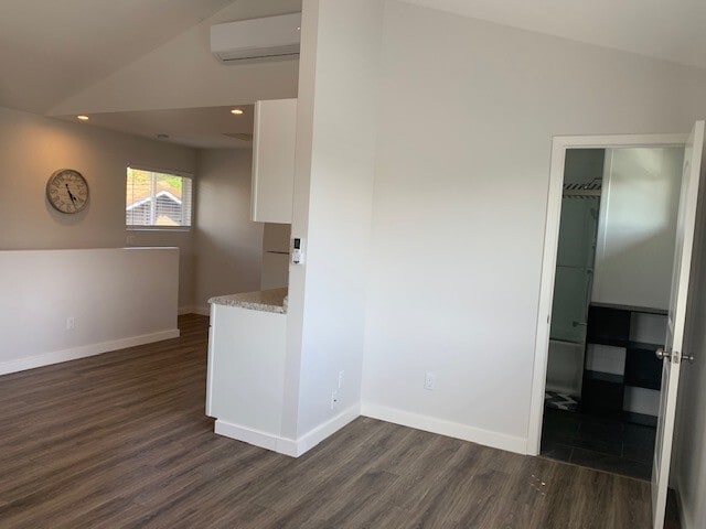 Building Photo - Gorgeous Studio ~ Convenient Location in E...
