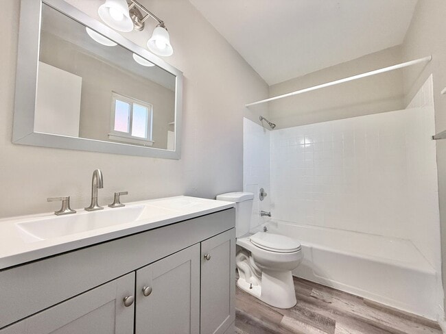 Building Photo - 1660 Moore Ave