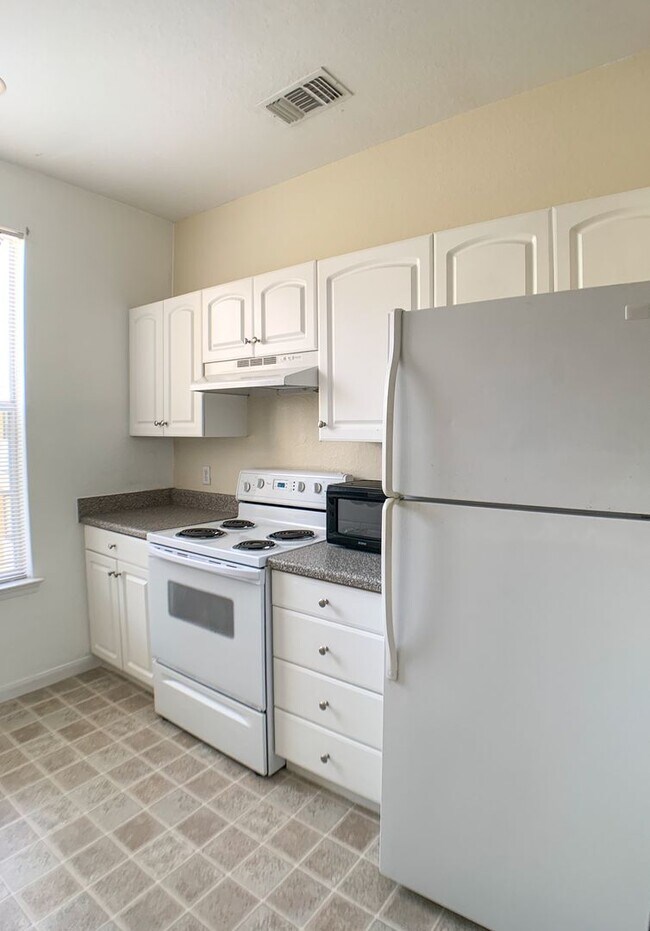 Building Photo - Gorgeous Studio in the heart of Downtown!