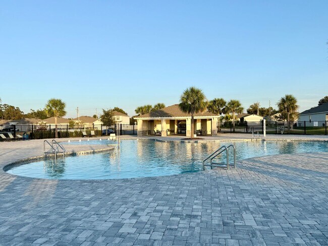 Building Photo - Premier 4bedrooms/2baths residence - Florida living at its finest!