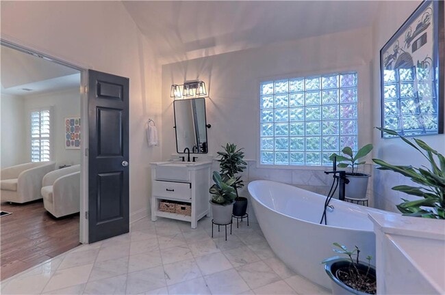 Building Photo - 5569 Julian Pl