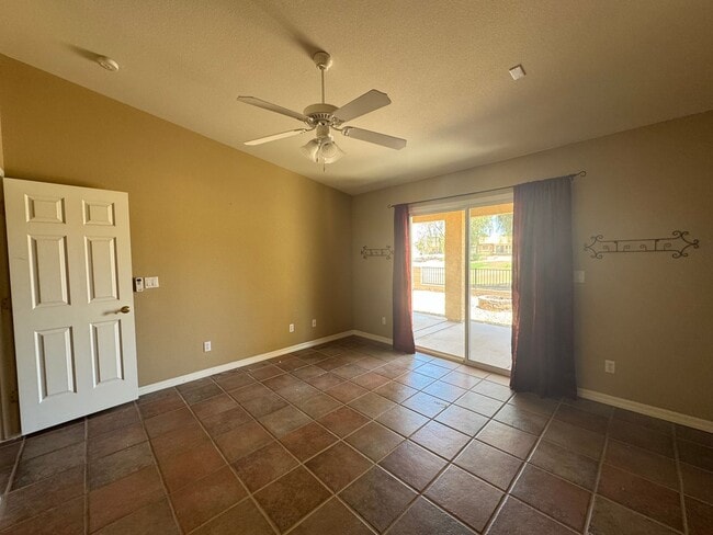 Building Photo - Great spacious home on Huukan Golf Course