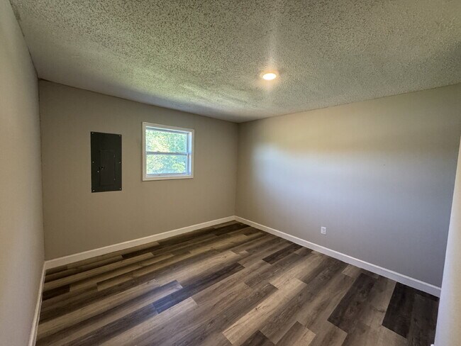 Building Photo - 118 Harrys Dr