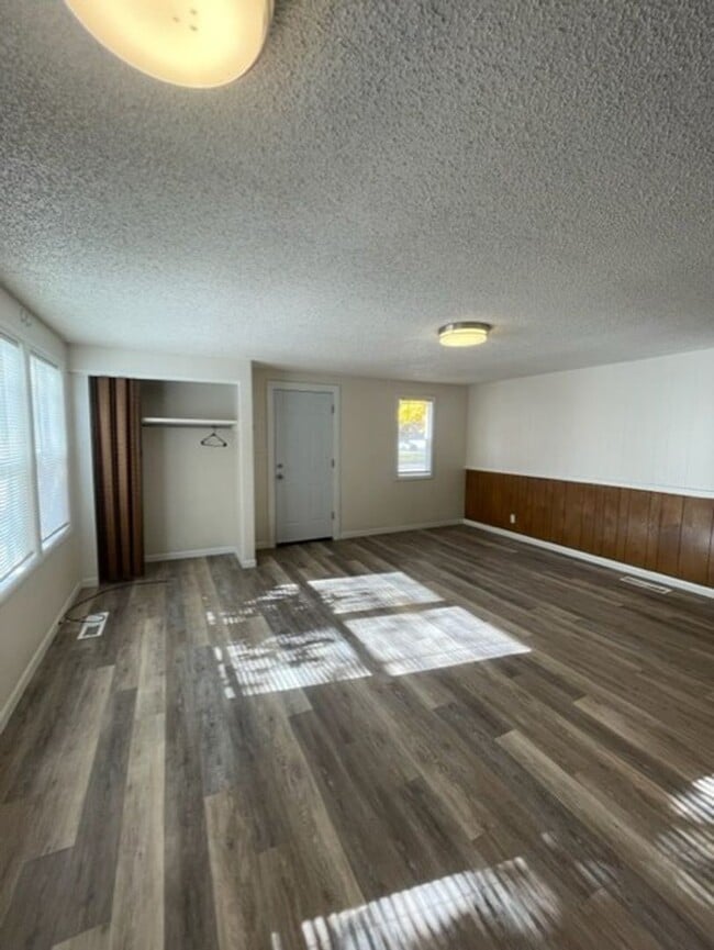 Building Photo - 3 Bedroom/ 1 Bathroom downtown home!