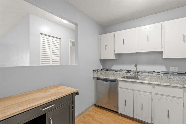 Building Photo - 245 Sea St