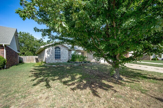 Building Photo - 424 Crest Pl