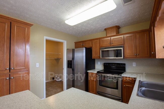 Building Photo - 25 Kalin St