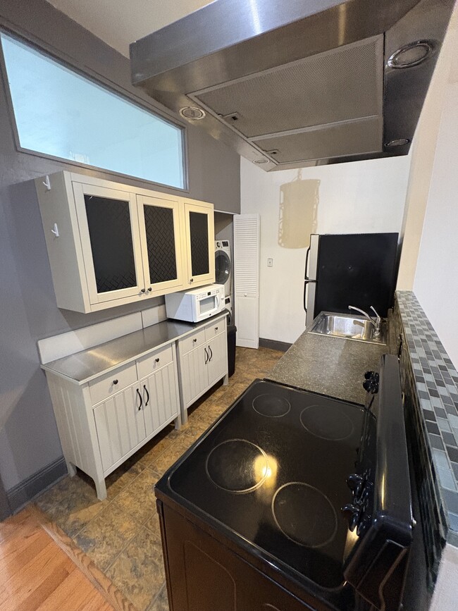 Building Photo - 1914 Fairmount Ave