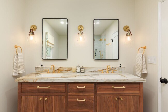 Building Photo - Beautiful Tarzana Rental!