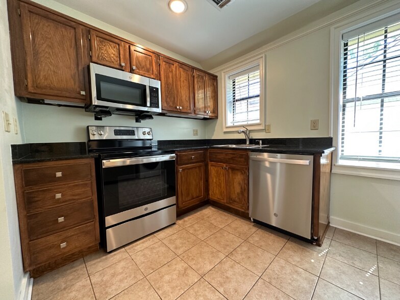 Building Photo - 507 E 7th St