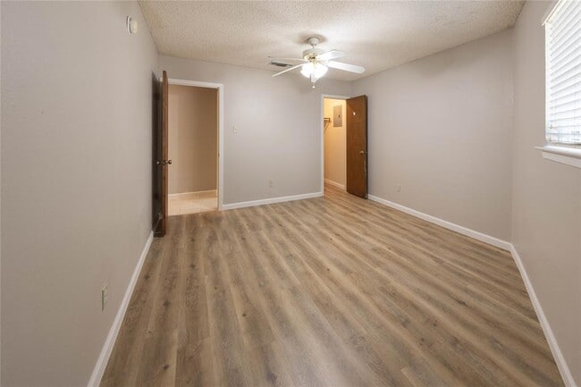 Building Photo - 11 Deerfield Dr