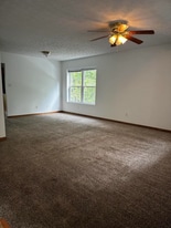 Building Photo - 340 Hyatt Ln
