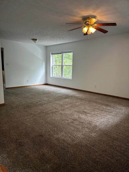 Large bedroom - 340 Hyatt Ln