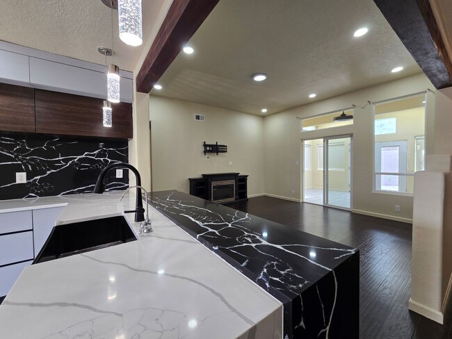 Building Photo - 7250 Via Verde