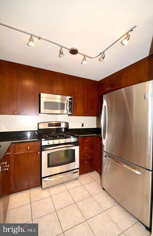 Building Photo - 930 Wayne Ave