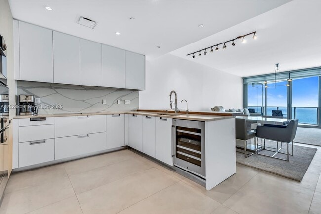 Building Photo - 15701 Collins Ave