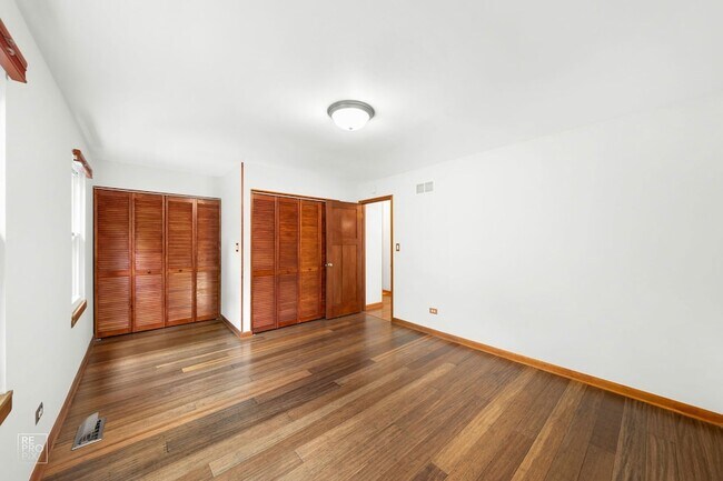 Building Photo - 1555 N Gatewood Ave