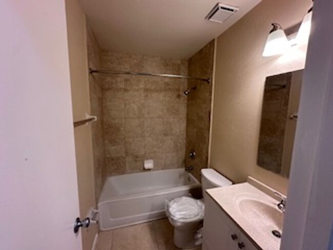 Building Photo - * Annual* The perfect place 2 bedrooms, 2 ...